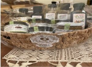 Mounit Baytna Gift Basket | Large - 10 pieces